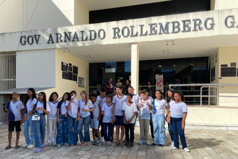 Alunos da rede municipal de Aracaju encerram semestre com apresentação artística no Teatro Atheneu