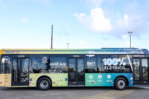 Prefeita de Aracaju entrega mais 15 ônibus elétricos à população