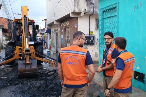 Comitê Operacional continua ações de limpeza na rede de drenagem do bairro São Conrado
