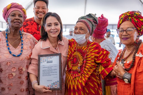 Prefeita Emília Corrêa prestigia Padê de Exu e recebe certificado antirracista dos povos de terreiro